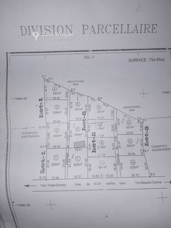 Terrain spacieux de 500 m² avec documents légaux complets à proximité immédiate du goudron