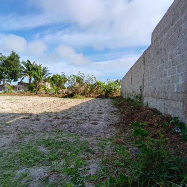 Grande parcelle de 500 m² avec titre foncier en zone stratégique