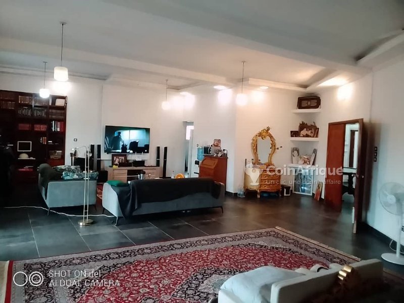 Villa luxueuse de 6 pièces avec piscine et vue sur mer