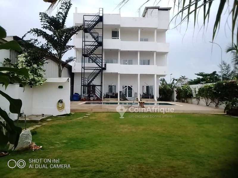 Villa luxueuse de 6 pièces avec piscine et vue sur mer