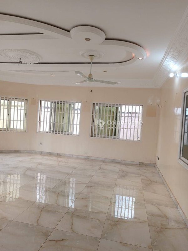 Villa luxueuse de 8 pièces avec garage spacieux et cour garnie