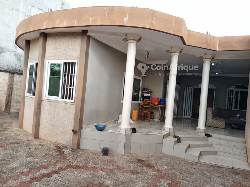 Villa luxueuse de 8 pièces avec garage spacieux et cour garnie