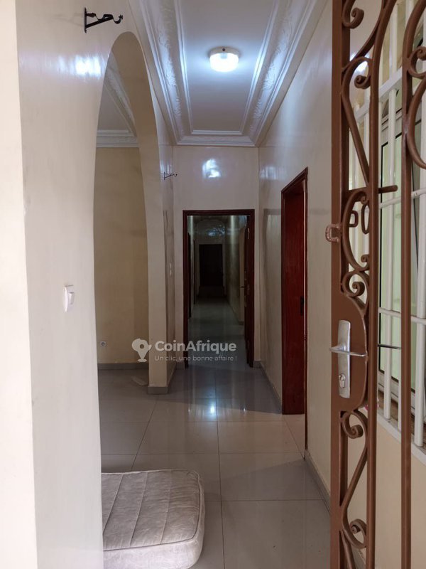 Villa luxueuse de 8 pièces avec garage spacieux et cour garnie