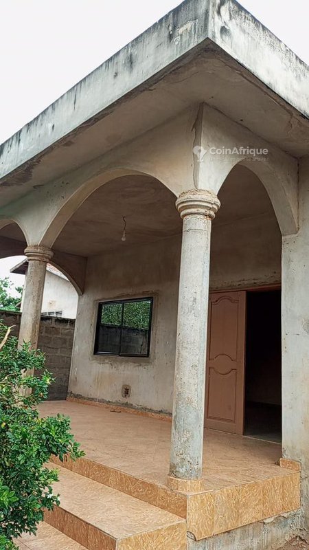 Villa spacieuse de 3 pièces avec véranda et titre foncier personnel