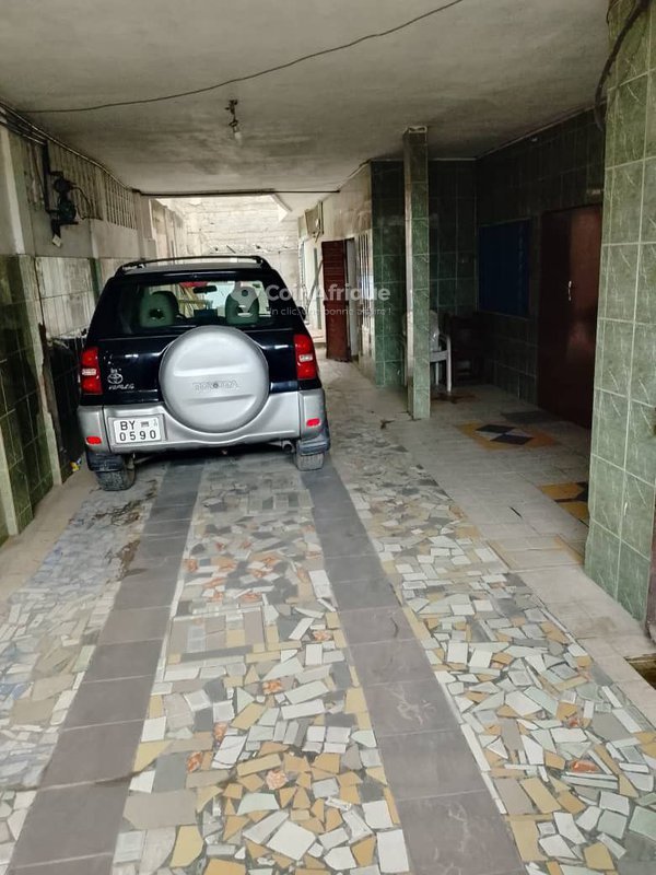 Immeuble R+4 spacieux avec garage pour 4 voitures dans une zone résidentielle sécurisée