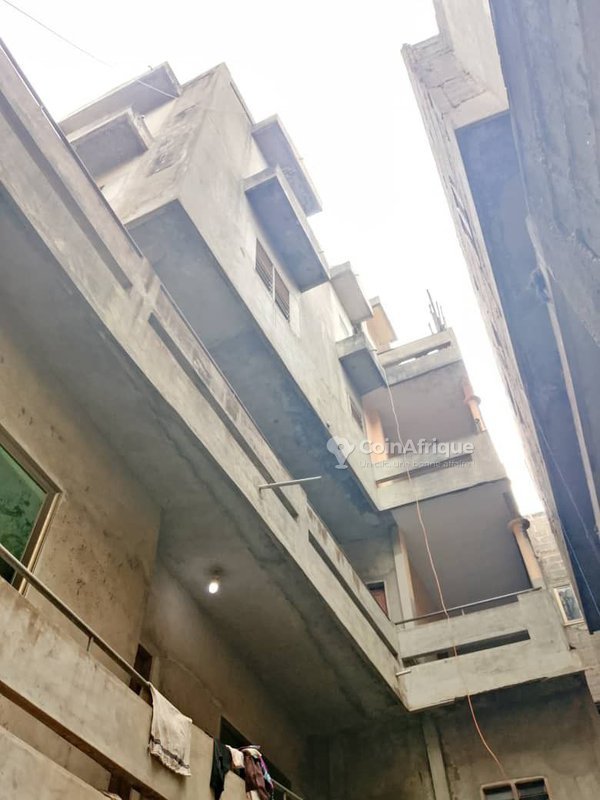 Immeuble R+4 spacieux avec garage pour 4 voitures dans une zone résidentielle sécurisée