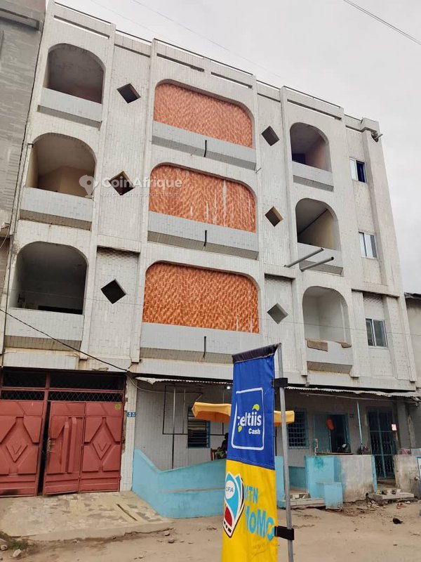 Immeuble R+4 spacieux avec garage pour 4 voitures dans une zone résidentielle sécurisée