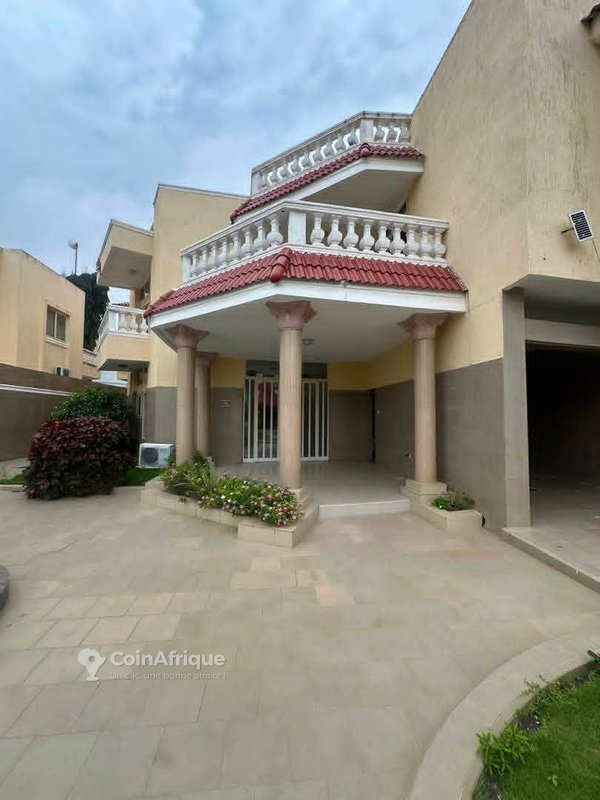 Villa luxueuse de 6 pièces avec piscine et vue sur mer