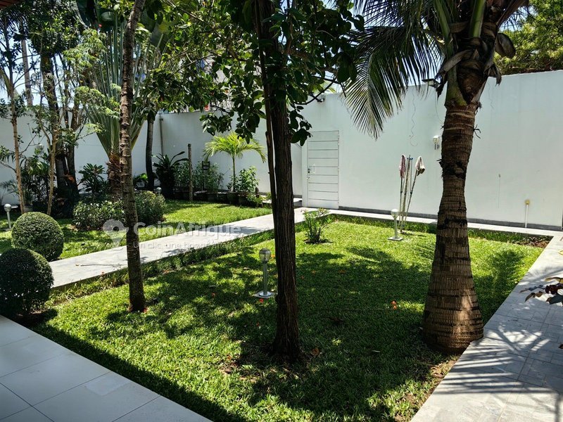 Villa duplex moderne de 4 chambres avec jardin aménagé et titre foncier