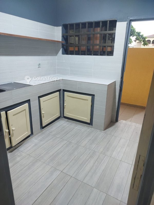 Appartement de 3 pièces avec entrée personnelle, balcon et terrasse à Fidjrossè