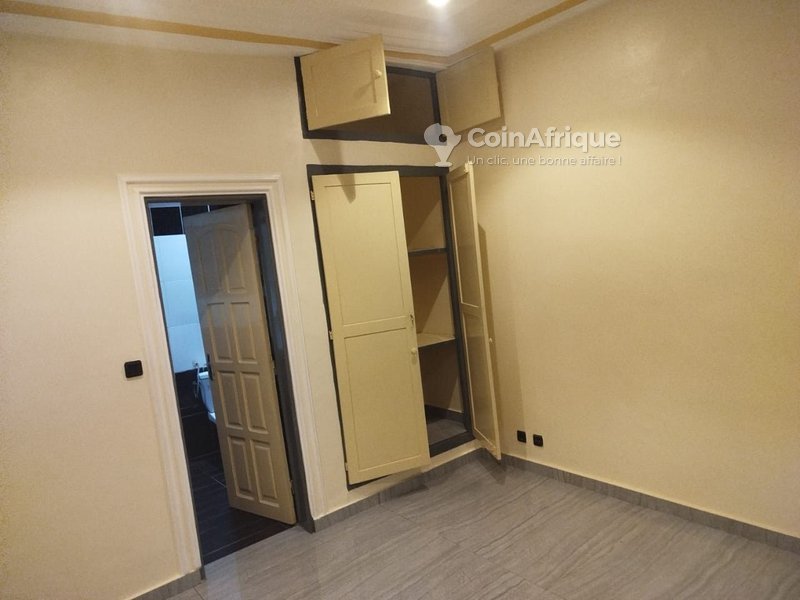 Appartement de 3 pièces avec entrée personnelle, balcon et terrasse à Fidjrossè
