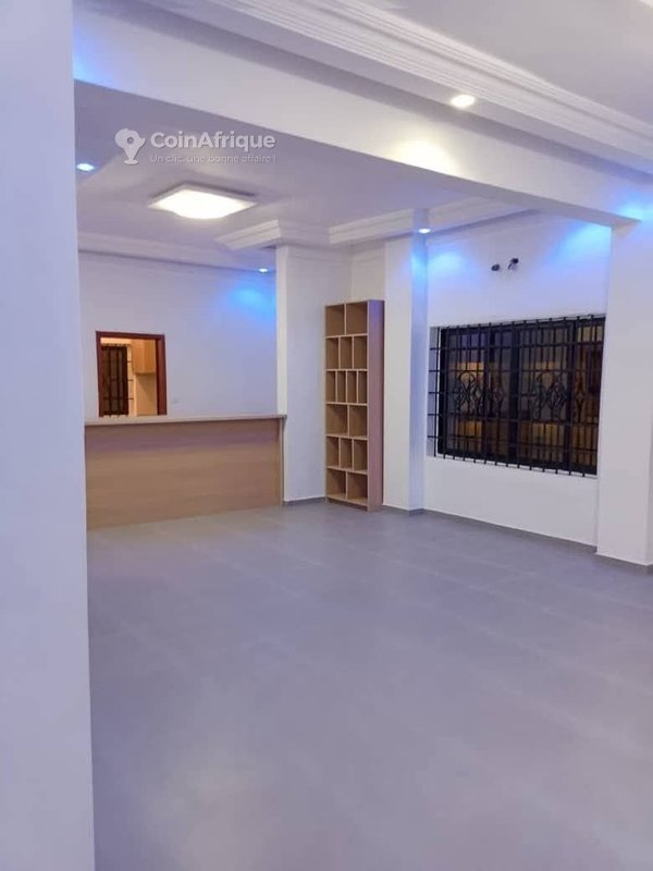 Appartement de 3 pièces avec entrée personnelle, balcon et terrasse à Fidjrossè