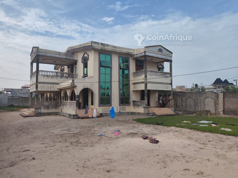 Villa luxueuse de 5 pièces avec espace pour piscine et jardin