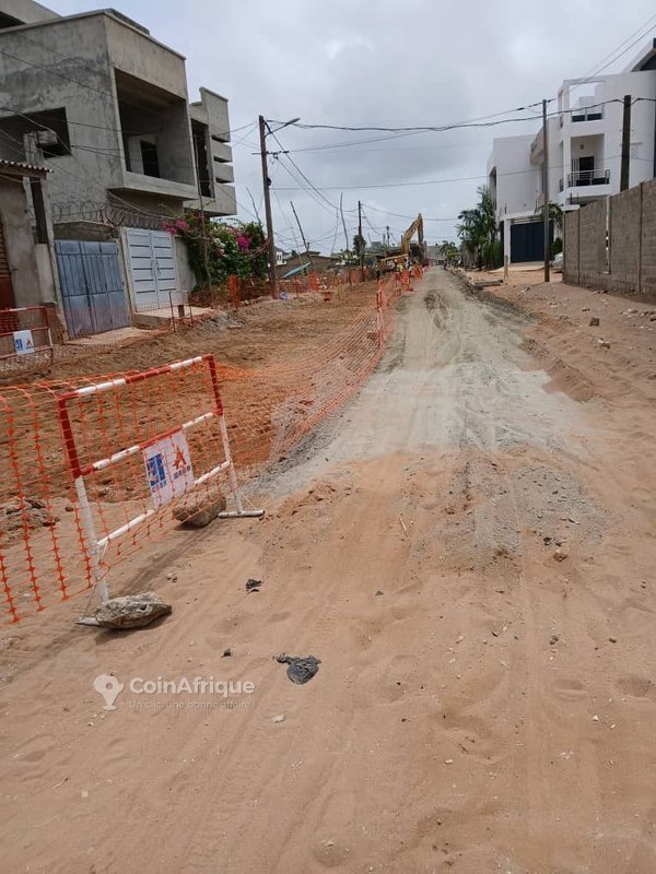 Terrain clôturé de 451 m² en bordure de grande voie pavée à Fidjrossè