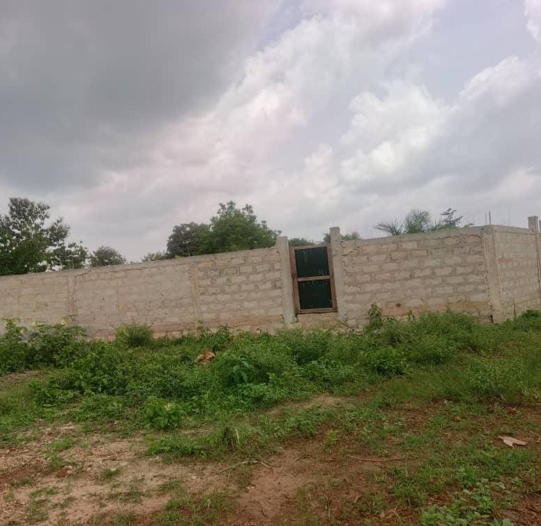 Terrain clôturé avec titre foncier personnel - 1144 m² à proximité des infrastructures clés