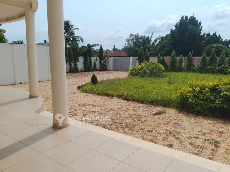Villa luxueuse de 4 pièces avec jardin et espace piscine sur un domaine spacieux