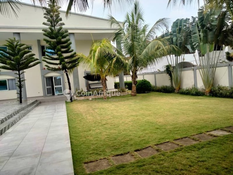 Vente d'une villa de 7 pièces