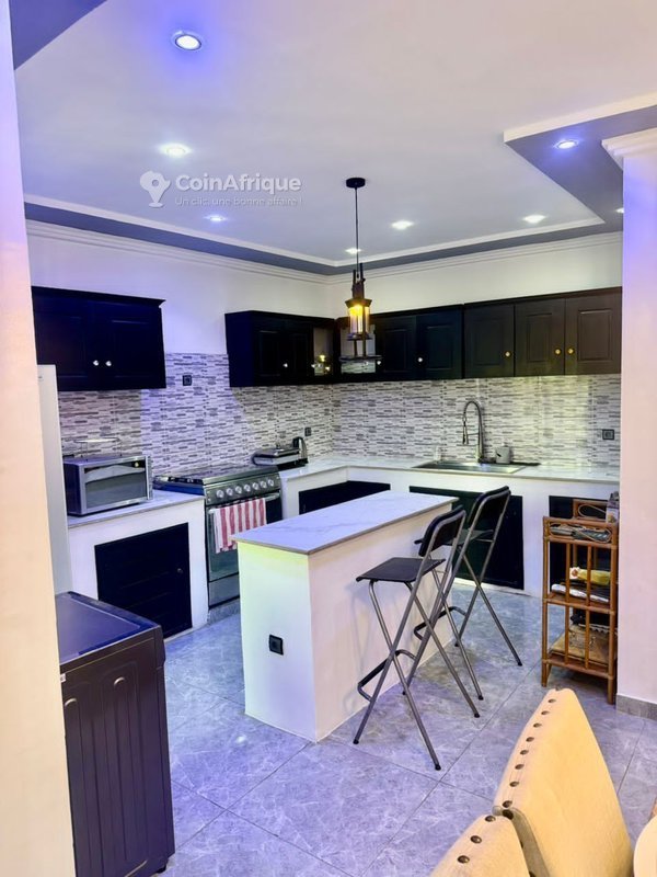 Appartement meublé de 2 pièces avec douches privées et espace salon spacieux