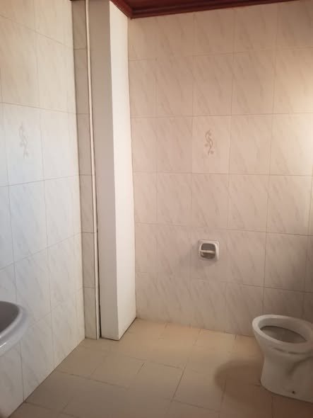 Bureau spacieux de 3 pièces avec ascenseur et douches