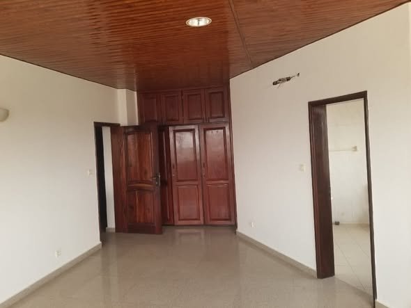 Bureau spacieux de 3 pièces avec ascenseur et douches