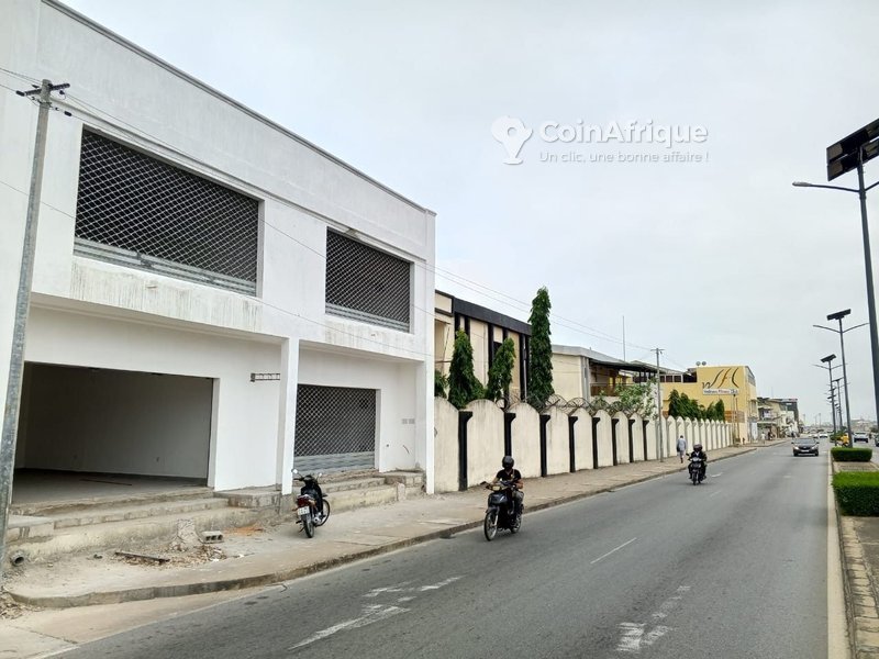 Magasin duplex de 2 pièces avec mezzanine et emplacement stratégique en finition