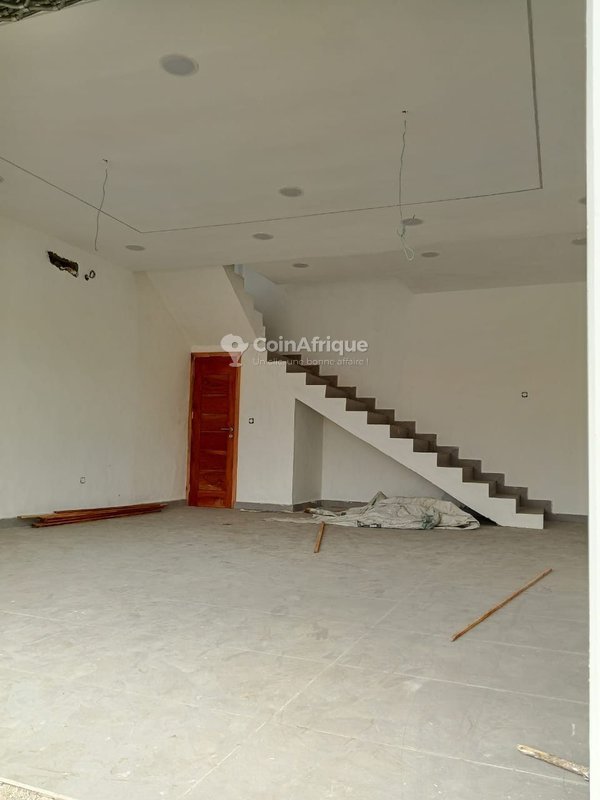 Magasin duplex de 2 pièces avec mezzanine et emplacement stratégique en finition