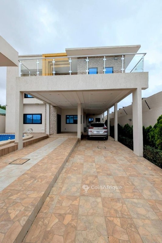 Villa luxueuse de 3 pièces avec cour multifonctionnelle et espaces de rangement