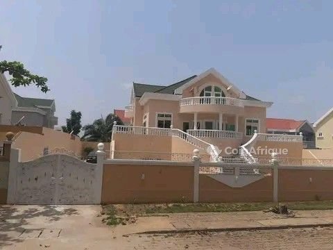 Villa luxueuse de 6 pièces avec piscine et jardin spacieux