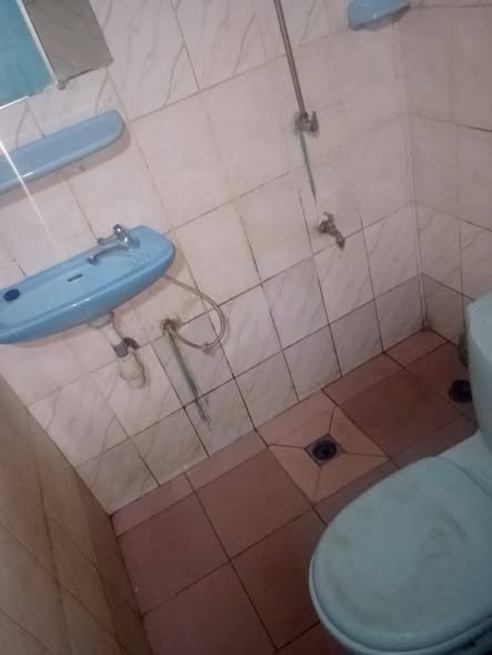 Studio spacieux avec salon et sanitaires - Quartier accessible et sécurisé