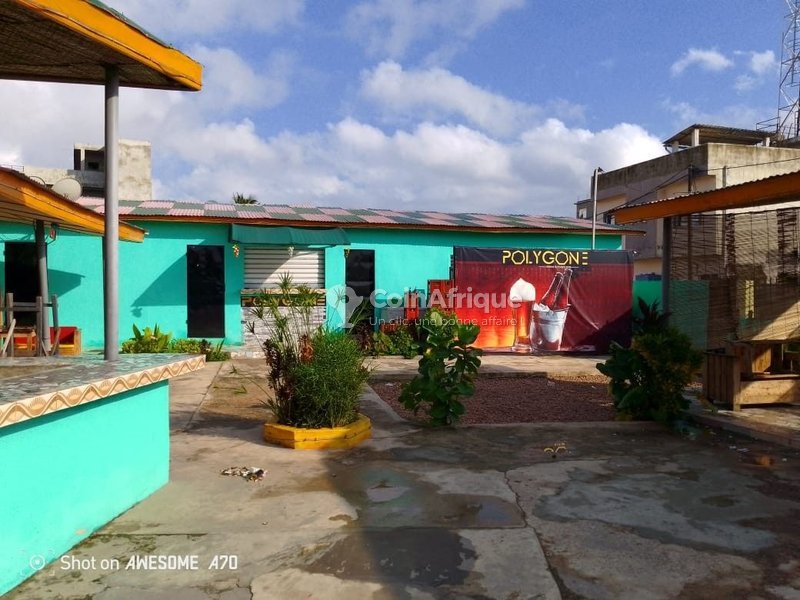 Bar commercial spacieux avec bureau, magasin et cabine DJ intégré