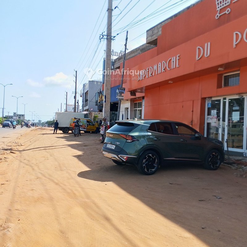 Terrain clôturé de 1088 m² en zone commerciale et résidentielle stratégique