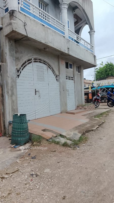 Immeuble locatif R+1 de 10 pièces avec garages et titre foncier personnel
