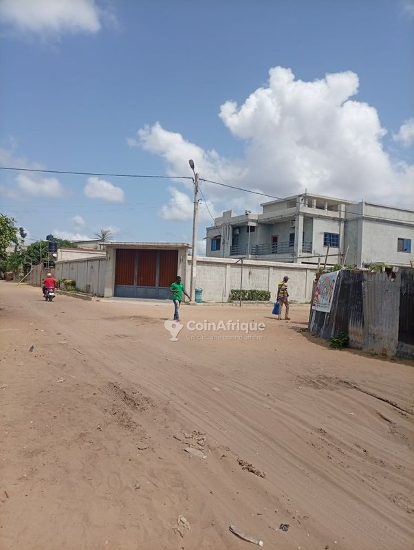 Terrain constructible en angle de rue avec 5 chambres-salons potentielles