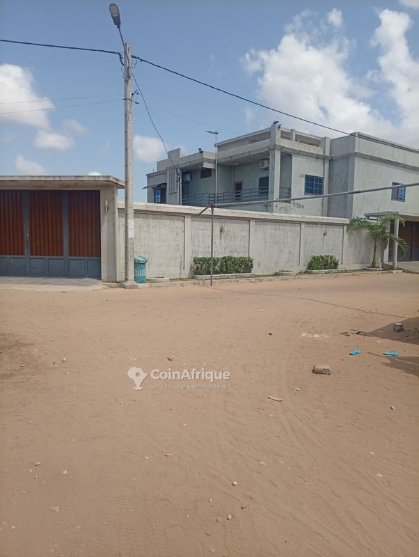 Terrain constructible en angle de rue avec 5 chambres-salons potentielles