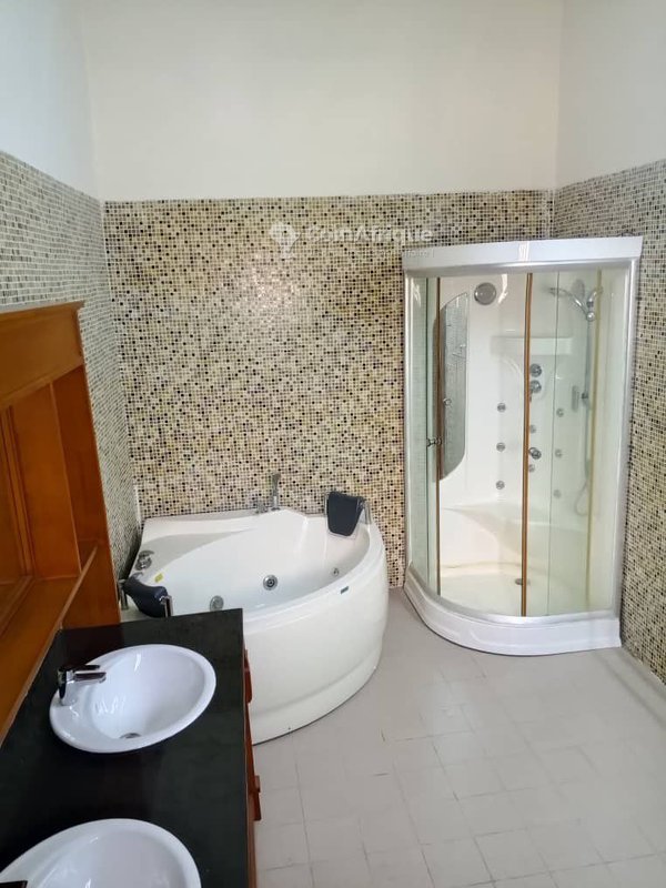 Villa luxueuse de 4 chambres avec climatisation et espaces verts