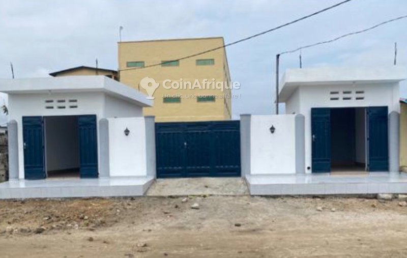 Magasin spacieux avec véranda et toilette sanitaire