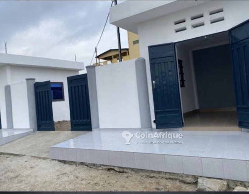 Magasin spacieux avec véranda et toilette sanitaire