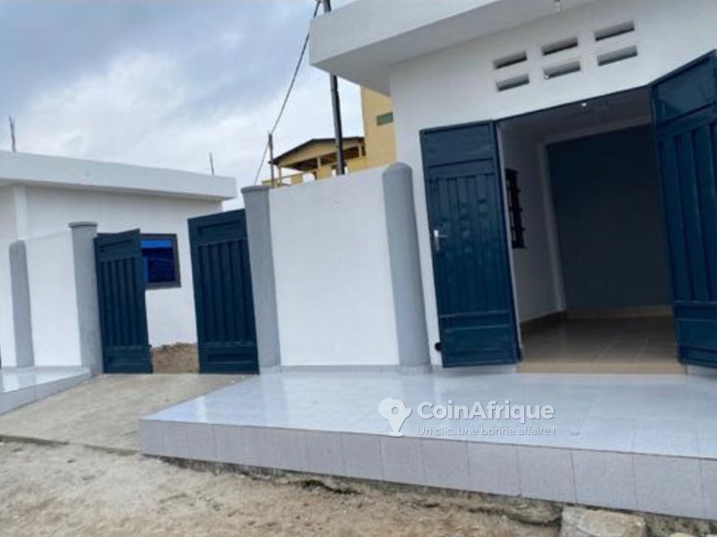 Magasin spacieux avec véranda et toilette sanitaire