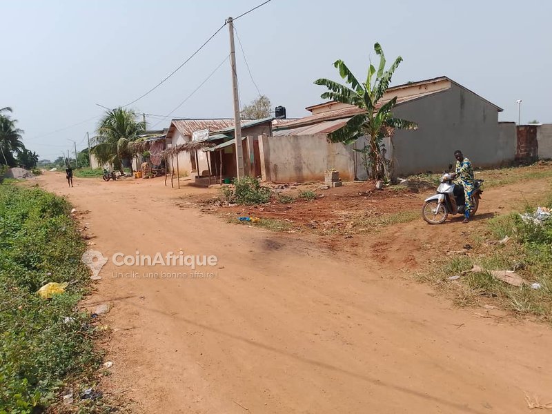 Terrain clôturé de 375 m² - Lotie, viabilisé et proche des commodités