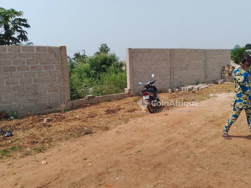 Terrain clôturé de 375 m² - Lotie, viabilisé et proche des commodités