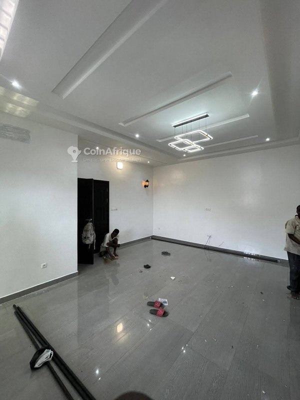 Appartement de 3 pièces avec salon moderne et balcons vitrés