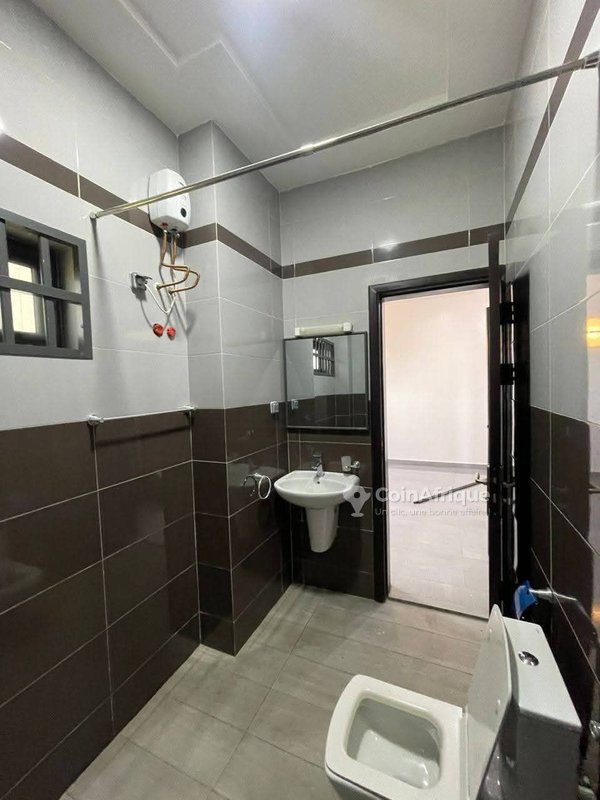 Appartement de 3 pièces avec salon moderne et balcons vitrés