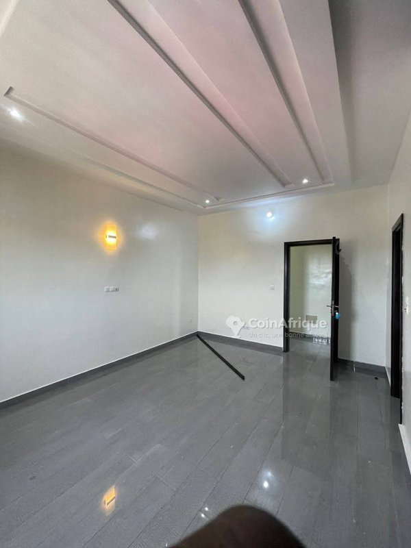 Appartement de 3 pièces avec salon moderne et balcons vitrés