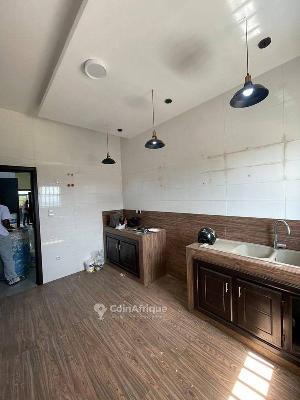 Appartement de 3 pièces avec salon moderne et balcons vitrés