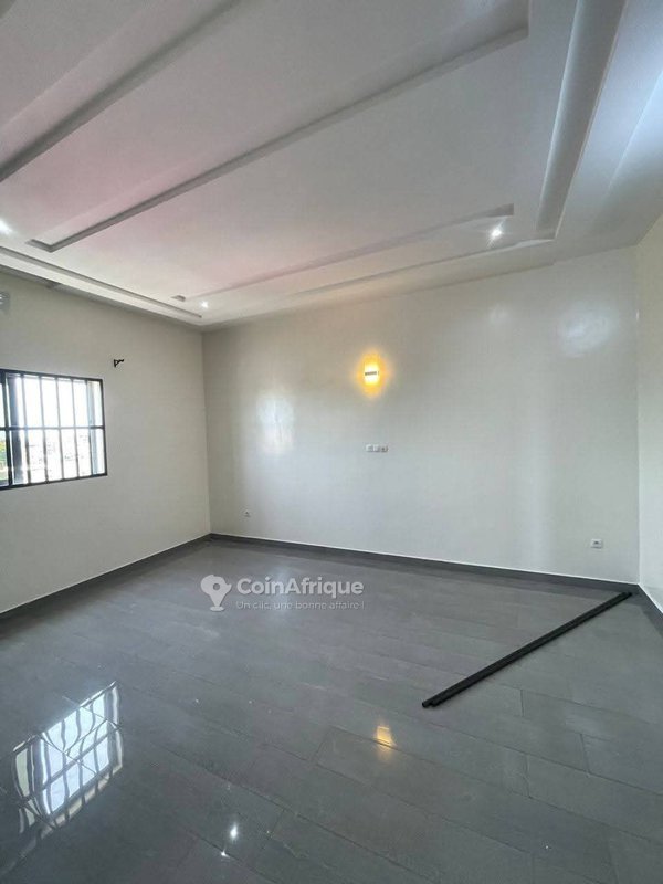 Appartement de 3 pièces avec salon moderne et balcons vitrés