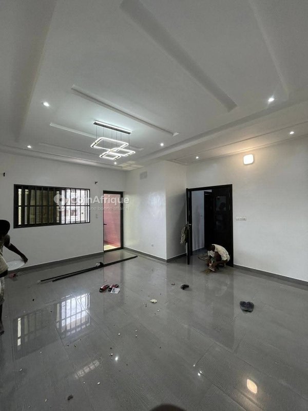 Appartement de 3 pièces avec salon moderne et balcons vitrés