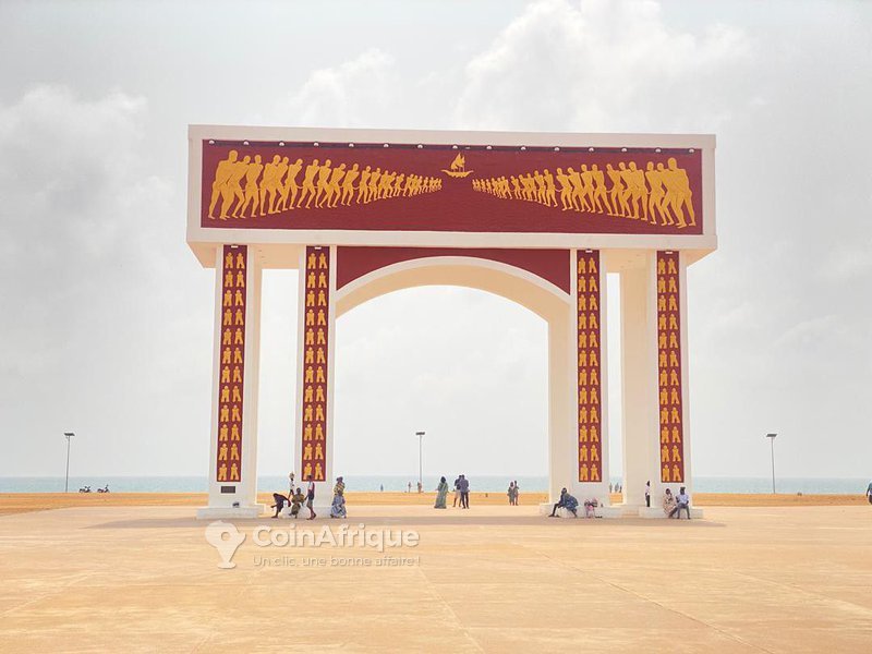 Terrain spacieux de 4823 m² en bordure de la Route des Pêches - Proximité immédiate des sites touristiques
