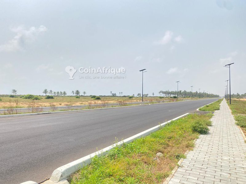 Terrain spacieux de 4823 m² en bordure de la Route des Pêches - Proximité immédiate des sites touristiques