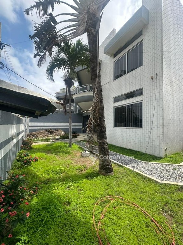 Villa duplex de 4 chambres avec jardin et titre foncier
