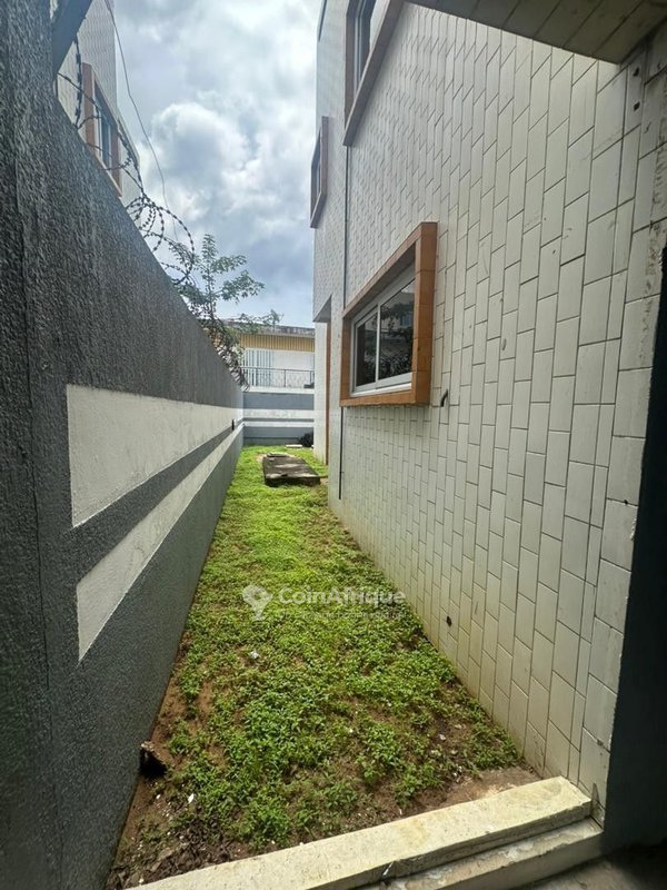Villa duplex de 4 chambres avec jardin et titre foncier